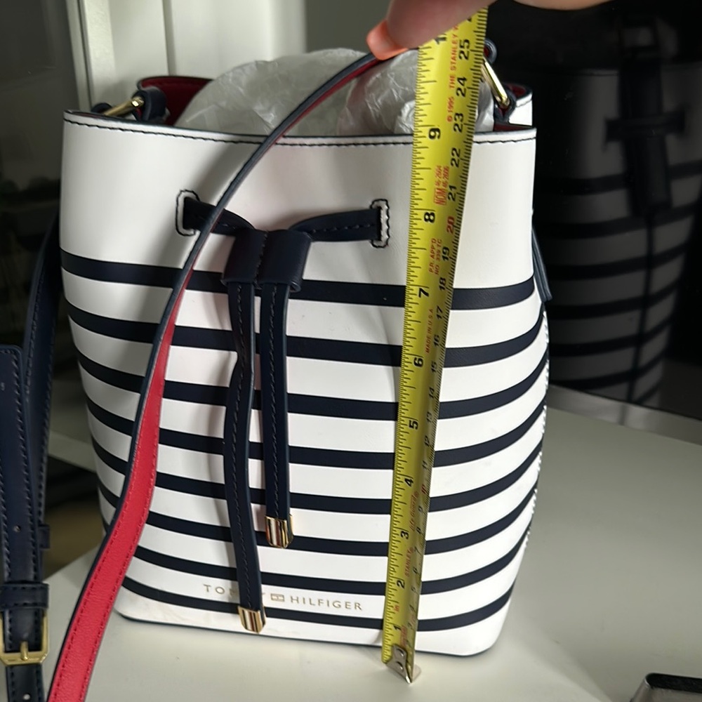 NEW Tommy Hilfiger White and Black Bucket Crossbody Bag - Picture 8 of 11